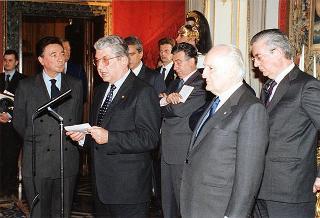 Incontro del Presidente della Repubblica Oscar Luigi Scalfaro con l'on. Carlo Fracanzani, presidente della Lega italiana di pallavolo, e gli atleti della squadra nazionale di pallavolo campione del mondo