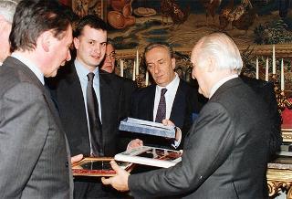 Incontro del Presidente della Repubblica Oscar Luigi Scalfaro con l'on. Carlo Fracanzani, presidente della Lega italiana di pallavolo, e gli atleti della squadra nazionale di pallavolo campione del mondo