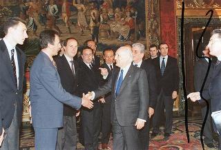 Incontro del Presidente della Repubblica Oscar Luigi Scalfaro con l'on. Carlo Fracanzani, presidente della Lega italiana di pallavolo, e gli atleti della squadra nazionale di pallavolo campione del mondo