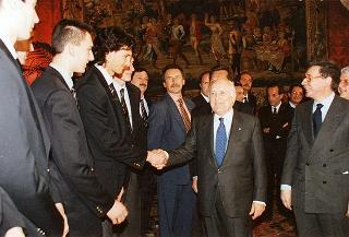 Incontro del Presidente della Repubblica Oscar Luigi Scalfaro con l'on. Carlo Fracanzani, presidente della Lega italiana di pallavolo, e gli atleti della squadra nazionale di pallavolo campione del mondo