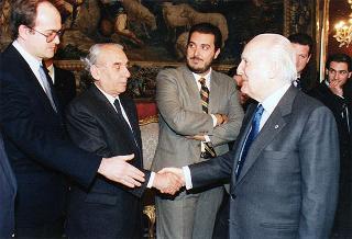 Incontro del Presidente della Repubblica Oscar Luigi Scalfaro con l'on. Carlo Fracanzani, presidente della Lega italiana di pallavolo, e gli atleti della squadra nazionale di pallavolo campione del mondo