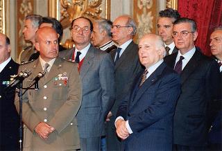 Il Presidente della Repubblica Oscar Luigi Scalfaro riceve in udienza il sen. Fabio Fabbri, ministro della difesa, i capi di Stato maggiore della difesa e delle forze armate e una rappresentanza di militari italiani del contingente "Italfor Ibis 2" che hanno operato in Somalia