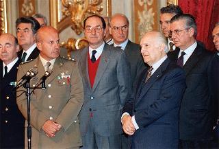 Il Presidente della Repubblica Oscar Luigi Scalfaro riceve in udienza il sen. Fabio Fabbri, ministro della difesa, i capi di Stato maggiore della difesa e delle forze armate e una rappresentanza di militari italiani del contingente "Italfor Ibis 2" che hanno operato in Somalia