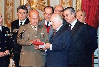 Il Presidente della Repubblica Oscar Luigi Scalfaro riceve in udienza il sen. Fabio Fabbri, ministro della difesa, i capi di Stato maggiore della difesa e delle forze armate e una rappresentanza di militari italiani del contingente "Italfor Ibis 2" che hanno operato in Somalia