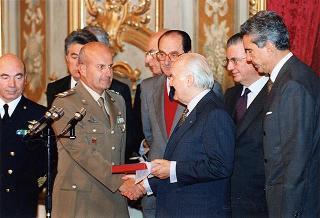 Il Presidente della Repubblica Oscar Luigi Scalfaro riceve in udienza il sen. Fabio Fabbri, ministro della difesa, i capi di Stato maggiore della difesa e delle forze armate e una rappresentanza di militari italiani del contingente "Italfor Ibis 2" che hanno operato in Somalia