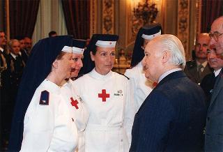 Il Presidente della Repubblica Oscar Luigi Scalfaro riceve in udienza il sen. Fabio Fabbri, ministro della difesa, i capi di Stato maggiore della difesa e delle forze armate e una rappresentanza di militari italiani del contingente "Italfor Ibis 2" che hanno operato in Somalia