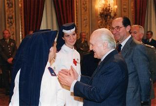 Il Presidente della Repubblica Oscar Luigi Scalfaro riceve in udienza il sen. Fabio Fabbri, ministro della difesa, i capi di Stato maggiore della difesa e delle forze armate e una rappresentanza di militari italiani del contingente "Italfor Ibis 2" che hanno operato in Somalia