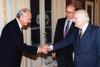Intervento del Presidente della Repubblica Oscar Luigi Scalfaro alla presentazione dell'ultimo volume dell'opera "Storia del Mezzogiorno" dele Edizioni Del Sole
