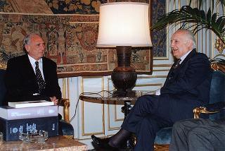 Intervento del Presidente della Repubblica Oscar Luigi Scalfaro alla presentazione dell'ultimo volume dell'opera "Storia del Mezzogiorno" dele Edizioni Del Sole