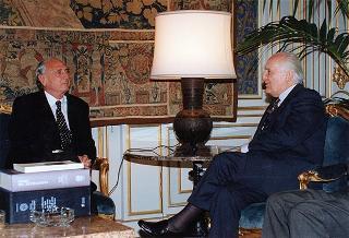 Intervento del Presidente della Repubblica Oscar Luigi Scalfaro alla presentazione dell'ultimo volume dell'opera "Storia del Mezzogiorno" dele Edizioni Del Sole
