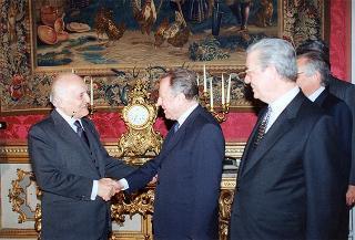 Il Presidente della Repubblica Oscar Luigi Scalfaro saluta Carlo Azeglio Ciampi, presidente del Consiglio dei ministri dimissionario