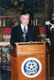 Lettura, da parte del Segretario Generale Gaetano Gifuni, del comunicato di rassegnazione delle dimissioni da parte del presidente del Consiglio Ciampi