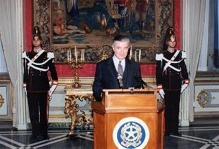 Lettura, da parte del Segretario Generale Gaetano Gifuni, del comunicato di rassegnazione delle dimissioni da parte del presidente del Consiglio Ciampi
