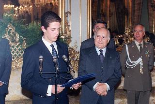 Il Presidente della Repubblica Oscar Luigi Scalfaro riceve don Aldo Geranzani, rettore del Collegio S. Carlo di Milano, con un gruppo di studenti