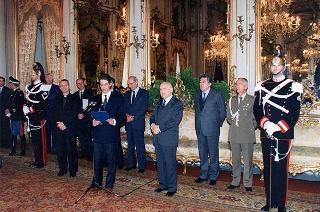 Il Presidente della Repubblica Oscar Luigi Scalfaro riceve don Aldo Geranzani, rettore del Collegio S. Carlo di Milano, con un gruppo di studenti