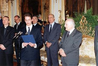 Il Presidente della Repubblica Oscar Luigi Scalfaro riceve don Aldo Geranzani, rettore del Collegio S. Carlo di Milano, con un gruppo di studenti