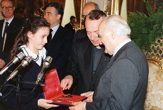 Il Presidente della Repubblica Oscar Luigi Scalfaro riceve don Aldo Geranzani, rettore del Collegio S. Carlo di Milano, con un gruppo di studenti