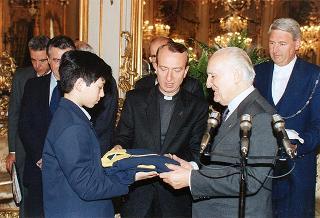 Il Presidente della Repubblica Oscar Luigi Scalfaro riceve don Aldo Geranzani, rettore del Collegio S. Carlo di Milano, con un gruppo di studenti