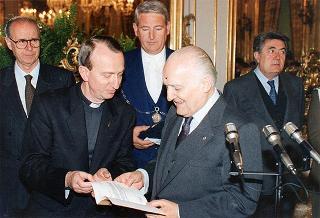 Il Presidente della Repubblica Oscar Luigi Scalfaro riceve don Aldo Geranzani, rettore del Collegio S. Carlo di Milano, con un gruppo di studenti