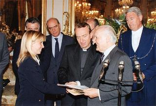 Il Presidente della Repubblica Oscar Luigi Scalfaro riceve don Aldo Geranzani, rettore del Collegio S. Carlo di Milano, con un gruppo di studenti