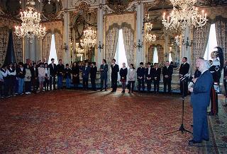 Il Presidente della Repubblica Oscar Luigi Scalfaro riceve don Aldo Geranzani, rettore del Collegio S. Carlo di Milano, con un gruppo di studenti