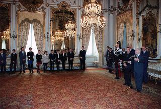 Il Presidente della Repubblica Oscar Luigi Scalfaro riceve don Aldo Geranzani, rettore del Collegio S. Carlo di Milano, con un gruppo di studenti