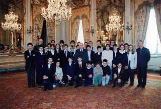 Il Presidente della Repubblica Oscar Luigi Scalfaro riceve don Aldo Geranzani, rettore del Collegio S. Carlo di Milano, con un gruppo di studenti