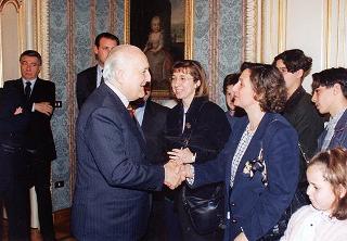 Il Presidente della Repubblica Oscar Luigi Scalfaro riceve un gruppo di studenti della Scuola media statale "A. Gambaro" di Galliate