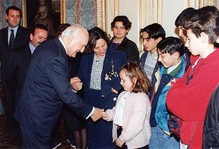 Il Presidente della Repubblica Oscar Luigi Scalfaro riceve un gruppo di studenti della Scuola media statale &quot;A. Gambaro&quot; di Galliate