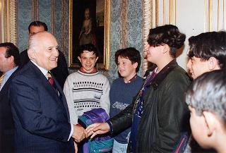 Il Presidente della Repubblica Oscar Luigi Scalfaro riceve un gruppo di studenti della Scuola media statale &quot;A. Gambaro&quot; di Galliate