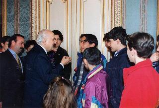 Il Presidente della Repubblica Oscar Luigi Scalfaro riceve un gruppo di studenti della Scuola media statale "A. Gambaro" di Galliate