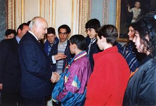 Il Presidente della Repubblica Oscar Luigi Scalfaro riceve un gruppo di studenti della Scuola media statale "A. Gambaro" di Galliate