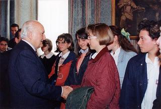 Il Presidente della Repubblica Oscar Luigi Scalfaro riceve un gruppo di studenti della Scuola media statale "A. Gambaro" di Galliate