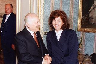 Incontro del Presidente della Repubblica Oscar Luigi Scalfaro con Luigi Crippa, presidente della Fondazione "Renzo Conti", con alcuni esponenti del sodalizio e i vincitori del Premio "Marco D'Oggiono" per il 1993