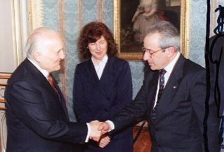 Incontro del Presidente della Repubblica Oscar Luigi Scalfaro con Luigi Crippa, presidente della Fondazione "Renzo Conti", con alcuni esponenti del sodalizio e i vincitori del Premio "Marco D'Oggiono" per il 1993