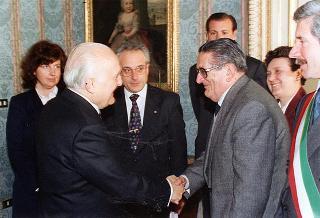 Incontro del Presidente della Repubblica Oscar Luigi Scalfaro con Luigi Crippa, presidente della Fondazione "Renzo Conti", con alcuni esponenti del sodalizio e i vincitori del Premio "Marco D'Oggiono" per il 1993