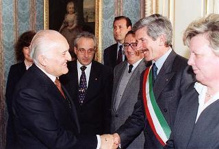 Incontro del Presidente della Repubblica Oscar Luigi Scalfaro con Luigi Crippa, presidente della Fondazione "Renzo Conti", con alcuni esponenti del sodalizio e i vincitori del Premio "Marco D'Oggiono" per il 1993