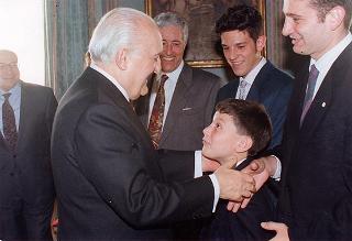 Incontro del Presidente della Repubblica Oscar Luigi Scalfaro con Luigi Crippa, presidente della Fondazione "Renzo Conti", con alcuni esponenti del sodalizio e i vincitori del Premio "Marco D'Oggiono" per il 1993