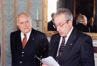 Incontro del Presidente della Repubblica Oscar Luigi Scalfaro con Luigi Crippa, presidente della Fondazione "Renzo Conti", con alcuni esponenti del sodalizio e i vincitori del Premio "Marco D'Oggiono" per il 1993