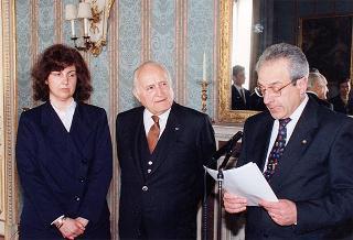 Incontro del Presidente della Repubblica Oscar Luigi Scalfaro con Luigi Crippa, presidente della Fondazione "Renzo Conti", con alcuni esponenti del sodalizio e i vincitori del Premio "Marco D'Oggiono" per il 1993