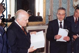 Incontro del Presidente della Repubblica Oscar Luigi Scalfaro con Luigi Crippa, presidente della Fondazione "Renzo Conti", con alcuni esponenti del sodalizio e i vincitori del Premio "Marco D'Oggiono" per il 1993