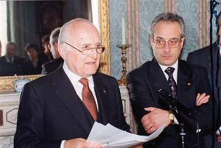 Incontro del Presidente della Repubblica Oscar Luigi Scalfaro con Luigi Crippa, presidente della Fondazione "Renzo Conti", con alcuni esponenti del sodalizio e i vincitori del Premio "Marco D'Oggiono" per il 1993