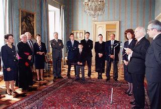 Incontro del Presidente della Repubblica Oscar Luigi Scalfaro con Luigi Crippa, presidente della Fondazione "Renzo Conti", con alcuni esponenti del sodalizio e i vincitori del Premio "Marco D'Oggiono" per il 1993