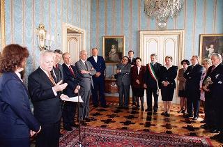 Incontro del Presidente della Repubblica Oscar Luigi Scalfaro con Luigi Crippa, presidente della Fondazione "Renzo Conti", con alcuni esponenti del sodalizio e i vincitori del Premio "Marco D'Oggiono" per il 1993