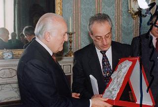 Incontro del Presidente della Repubblica Oscar Luigi Scalfaro con Luigi Crippa, presidente della Fondazione "Renzo Conti", con alcuni esponenti del sodalizio e i vincitori del Premio "Marco D'Oggiono" per il 1993