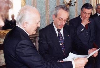 Incontro del Presidente della Repubblica Oscar Luigi Scalfaro con Luigi Crippa, presidente della Fondazione "Renzo Conti", con alcuni esponenti del sodalizio e i vincitori del Premio "Marco D'Oggiono" per il 1993