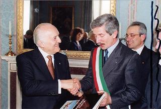 Incontro del Presidente della Repubblica Oscar Luigi Scalfaro con Luigi Crippa, presidente della Fondazione "Renzo Conti", con alcuni esponenti del sodalizio e i vincitori del Premio "Marco D'Oggiono" per il 1993