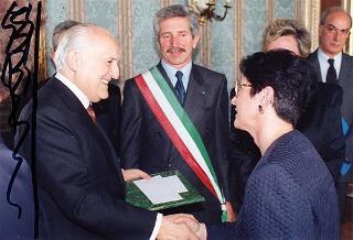 Incontro del Presidente della Repubblica Oscar Luigi Scalfaro con Luigi Crippa, presidente della Fondazione "Renzo Conti", con alcuni esponenti del sodalizio e i vincitori del Premio "Marco D'Oggiono" per il 1993