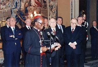 Incontro del Presidente della Repubblica Oscar Luigi Scalfaro con una delegazione del Segretario di Stato della S. Sede e una rappresentanza di partecipanti all'Assemblea speciale per l'Africa del Sinodo dei vescovi