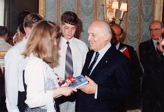 Il Presidente della Repubblica Oscar Luigi Scalfaro riceve in udienza alcuni studenti della Scuola media statale "Giuseppe Garibaldi" di Genzano